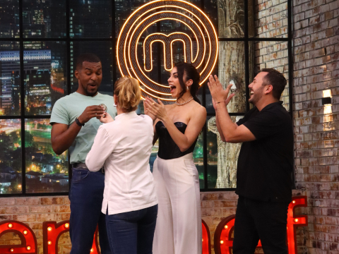 La chef Irene González entrega el Pin del Che a Frickson Erazo.