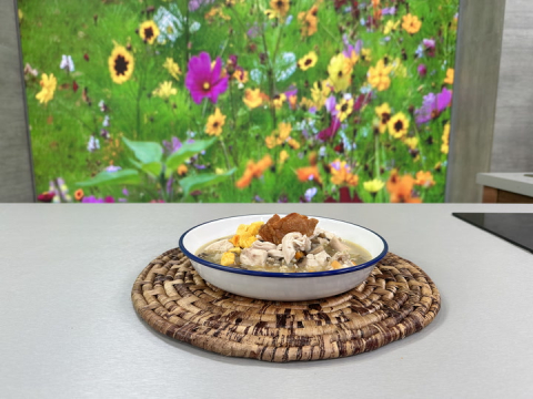 Este viernes 30 de enero del 2026 preparamos sopa de pollo con cebada, junto al chef Felipe Campana.