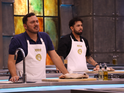 Jorge Campozano y Nexar Gómez no pueden creer que en este reto deberán preparar cuy.