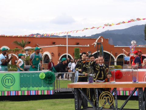 Los comensales votan por su equipo favorito en el reto de campo de MasterChef Celebrity Ecuador.