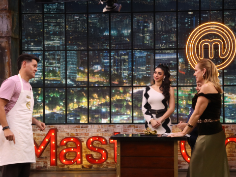 Carlos Luis Andrade presenta su tonga manabita en el atril a las chefs Valentina Álvarez e Irene Gonzalez.