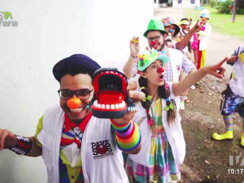 Los payasos voluntarios son personas que llevan terapia de la risa a hospitales, geriátricos y comunidades vulnerables y hoy hablaron de su noble labor.