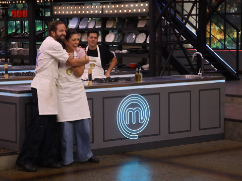Bastián Napolitano y Josh Paredes ganaron el reto de Caja Misteriosa y competirán por el último Pin del Chef de MasterChef Celebrity Ecuador.