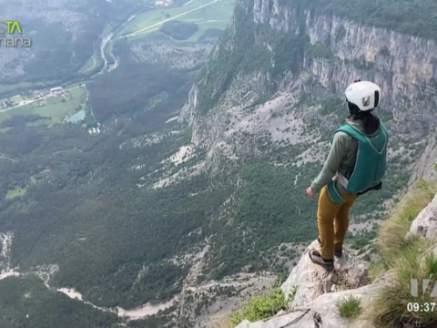 Claudia Molestina, paracaidista, es una de las dos mujeres en Ecuador que practica el speedflying y nos cuenta de qué se trata este deporte extremo.
