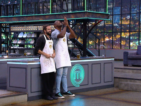 Bastián Napolitano y Beber Espinoza ganan el reto de salvación y suben al balcón de MasterChef Celebrity Ecuador