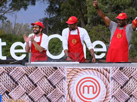 Bastián Napolitano, Frickson Erazo y Beber Espinoza ganan el reto de campo y van al Top 8 de MasterChef Celebrity Ecuador.