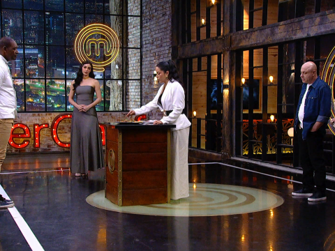 Beber Espinoza pasa al atril para presentar su plato