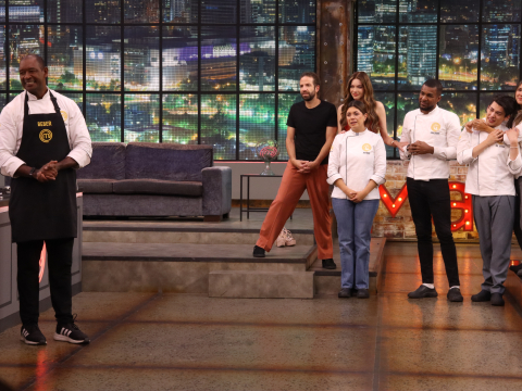 Beber se despide de las cocinas de MasterChef Celebrity Ecuador en medio de cariño, lagrimas y aplausos.