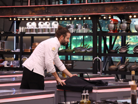 Bastián Napolitano deja su delantal en la estación tras ser eliminado de MasterChef Celebrity Ecuador.