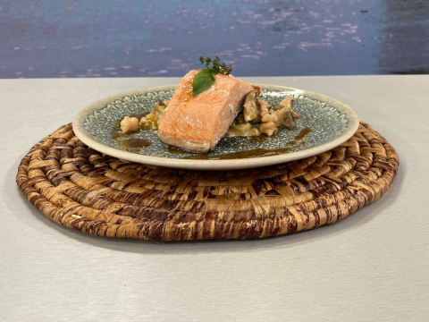 Este martes 7 de abril del 2026 preparamos salmón confitado a la vainilla con hongos, junto al chef Felipe Campana.