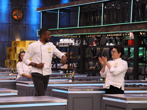 Frickson Erazo festeja la victoria de este reto en MasterChef Celebrity Ecuador.