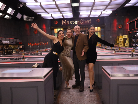 Virginia Limongi, presentadora, junto a los chefs Irene Gonzalez, Jorge Rausch y Cecilia Cedeño, en las cocinas de MasterChef Celebrity Ecuador.