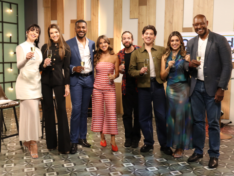 Celebrities brindan en el último capítulo de Cocinando a los Celebrities.