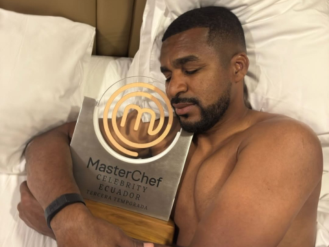 Fricksone Erazo durmió junto a su trofeo de Masterchef Celebrity Ecuador