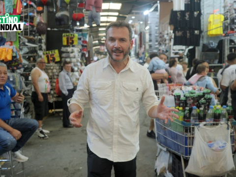 Christian Norris recorre el Mercado de Tepito, en CDMX, durante el primer capítulo de Destino Mundial.