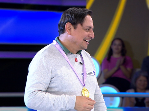 Orlando Herrera con la medalla de campeón del ciclo 2 de ¡Ahora Caigo! Nadie se salva