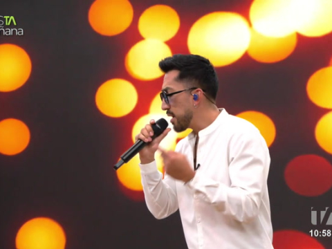 Esteban Glez, productor musical, compositor y cantante, comparte su trayectoria en distintos ámbitos del entretenimiento, desde la música hasta el mundo del doblaje.