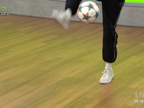 Iker Freire, freestyler, demuestra su habilidad con el balón y comparte su emoción por representar al Ecuador en una competencia mundial.