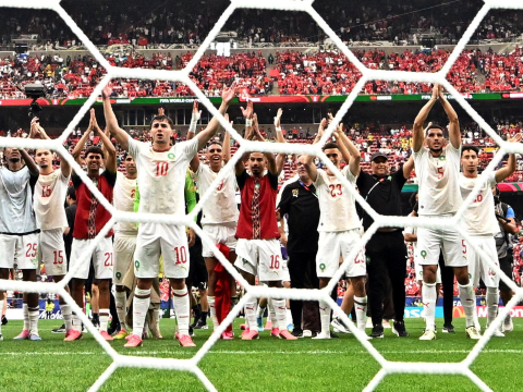 Brahim Díaz de Marruecos y sus compañeros celebran tras el partido, ya que Marruecos se clasificó para los cuartos de final de la Copa Mundial.