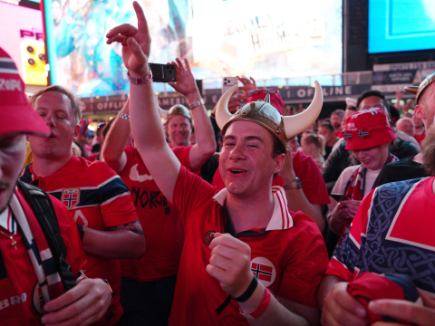 Aficionados noruegos celebran su victoria en Times Square.