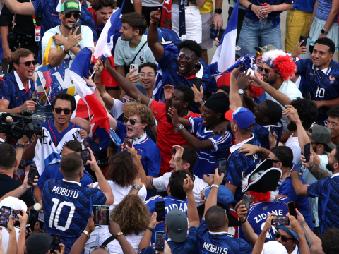 Aficionados franceses celebran fuera del estadio tras el partido.
