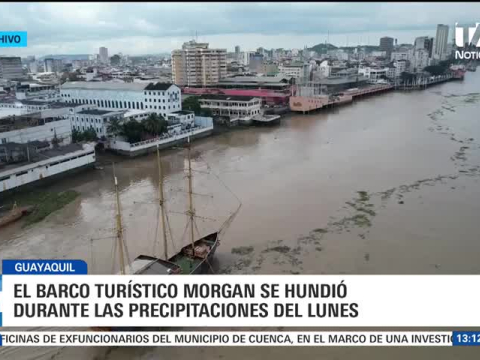 Equipos técnicos ejecutan maniobras para sacar a flote la tradicional embarcación turística, sumergida en el río Guayas tras las intensas lluvias en la urbe. Un reportaje de Catalina García