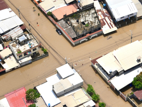 Sobrevuelo en la ciudad de Machala evidencia  las inundaciones provocadas por el fenómeno de El Niño.