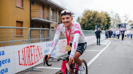 Richard Carapaz se mantiene en la disputa del título del Giro de Italia 2025. Es cuarto en la clasificación general