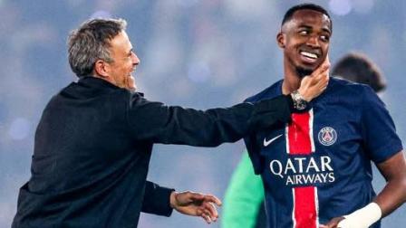 Luis Enrique, entrenador del PSG, abraza a Willian Pacho, defensor ecuatoriano del cuado francés, que brilla en su primera campaña con el club