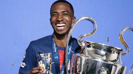 Willian Pacho posa con el trofeo de la Champion League. En su mano derecha una canillera con la imagen de Glenda, su madre, fallecida el 2 de noviembre del 2019.