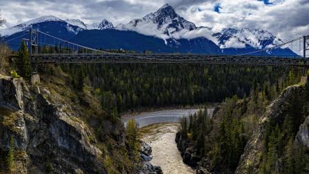 Vista aérea del puente Hagwilget Canyon en Columbia Británica, Canadá, el 1 de mayo de 2024.