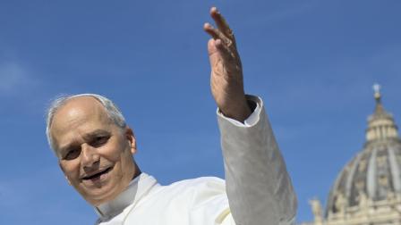 El papa León XIV saludando en la Plaza de San Pedro, en el Vaticano