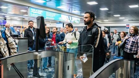 Viajeros esperando en las instalaciones del Aeropuerto Mariscal Sucre de Quito.