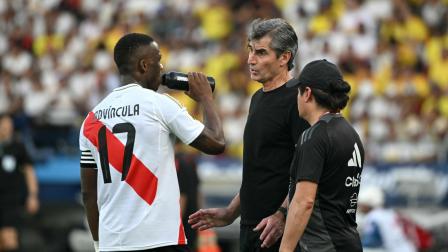 El entrenador de Perú, Óscar Ibáñez, conversa con el lateral Luis Advíncula, durante el partido ante Colombia, disputado el viernes 6 de junio del 2025, en la localidad de Barranquilla.
