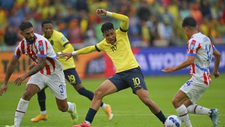 Kendry Páez traslada el esférico ante la marca de dos jugadores paraguayos, durante el encuentro por Eliminatorias sudamericanas, jugada en Quito, en el 2024.
