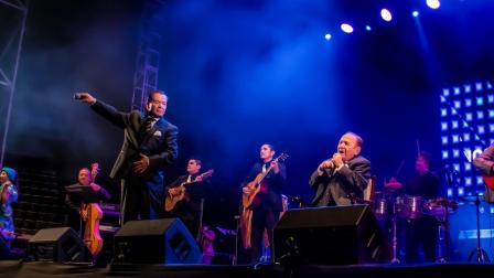 Luis y Eduardo Miño Naranjo cantando en un concierto el 25 de junio del 2022.