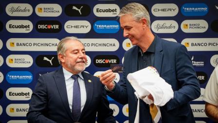 Tiago Nunes (derecha), entrenador brasileño de amplia trayectoria, es el nuevo director técnico de la 'U'. A su izquierda, el presidente del cuadro universitario, Isaac Álvarez.