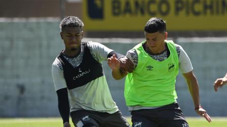 Mauro Díaz (derecha), de Universidad Católica, durante un entrenamiento del equipo 'camaratta' en el complejo deportivo de La Armenia.