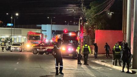 Policía y el Cuerpo de Bomberos acudieron al lugar donde se registró la detonación del artefacto explosivo.