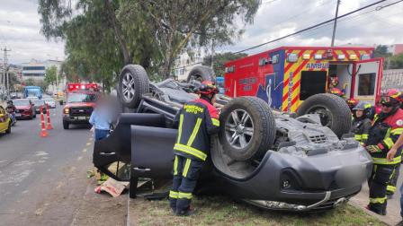 Un vehículo volcado en Pomasqui este sábado 21 de junio del 2025 en Quito.