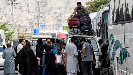 Ciudadanos pakistaníes que residían en Irán llegan con sus pertenencias a Quetta el 22 de junio de 2025, en medio del conflicto entre Irán e Israel.