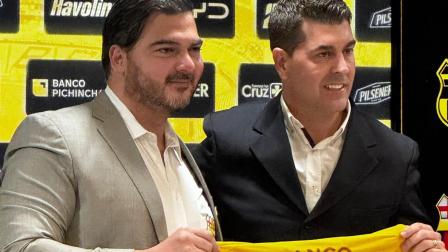 El presidente de Barcelona, Antonio Álvarez, entregó la camiseta al nuevo técnico, Ismael Rescalvo. El DT alabó la plantilla de BSC y dijo que el objetivo es lograr la corona nacional.