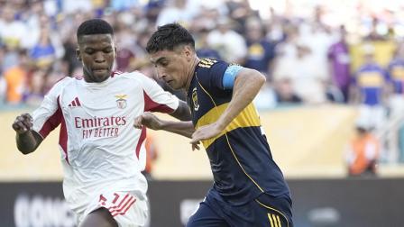 Miguel Merentiel, delantero uruguayo de Boca Juniors, traslada el balón ante la marca de un jugador de Benfica. El ariete es la esperanza de gol de los 'xeneizes' en el partido del 24 de junio.
