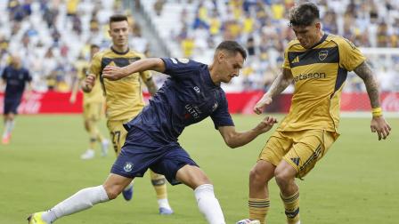 Adam Mitchell (izquierda) de Auckland disputa el balón con Carlos Palacios de Boca este martes 24 de junio, en un partido del Mundial de Clubes.