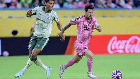 Lionel Messi, astro del fútbol mundial, se enfrenta al colombiano Richard Rios, del Palmeiras, durante el partido de primera fase del Mundial de Clubes en Estados Unidos.