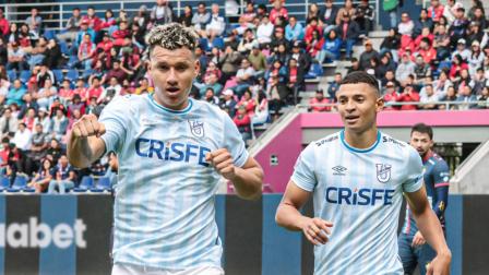 Byron Palacios, de Universidad Católica, (izquierda) celebra un gol junto a Eddy Mejía. El cuadro 'camaratta' busca ascender en la tabla de posiciones del Campeonato Nacional.