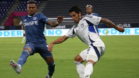 Marcelo Meli (de blanco), futbolista de Emelec, intenta un remate ante la marca de Luis Moreno, de Universidad Católica, durante el partido del 25 de junio del 2025.
