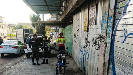 La Policía Nacional durante el levantamiento de un cuerpo en Quito este sábado 28 de junio del 2025.