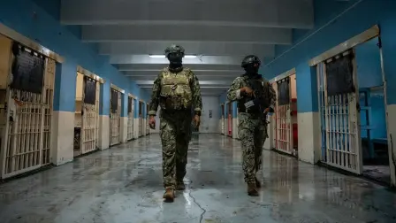 Militares en la Penitenciaría del Litoral, la cárcel más grande, poblada y peligrosa de Ecuador.