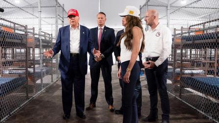 El presidente de los Estados Unidos, Donal Trump, y a la secretaria de Seguridad Nacional, Kristi Noem visitaron el centro de detención para migrantes 'Alligator Alcatraz'.